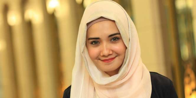 Zaskia Sungkar Pakai Kursi Roda di Bandara, Ada Apa?