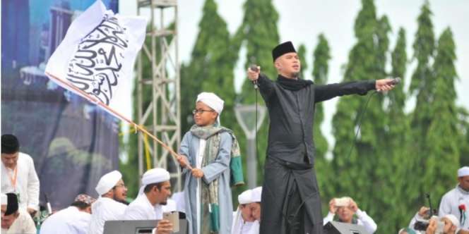 Tak Ditahan, Dhani Tampil Garang di Panggung Reuni 212