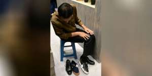 Coba Tebak, Jokowi Pilih Sepatu yang Mana?