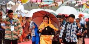Gaya Nyentrik Menteri Susi di Sail Sabang 2017
