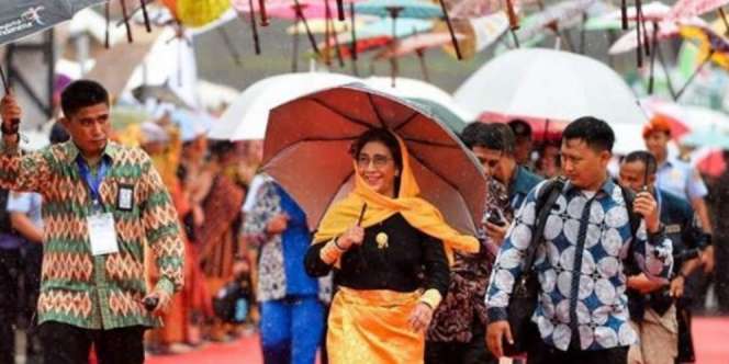 Gaya Nyentrik Menteri Susi di Sail Sabang 2017