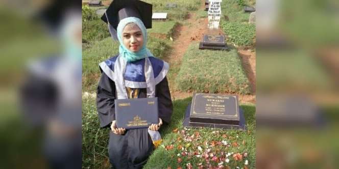 Kisah di Balik Foto Hijaber Cantik Bawa Ijazah ke Makam Ibunda