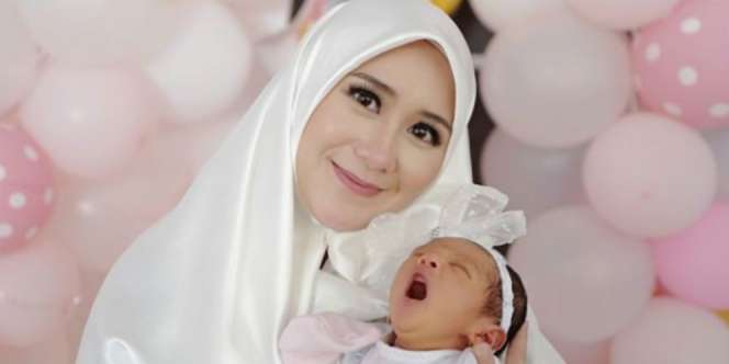 Biasa Tampil Jutek, Cantiknya 'Si Kokom' Saat Berhijab