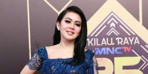 Syahrini Makeup Sendiri di Bandara, Begini Hasilnya