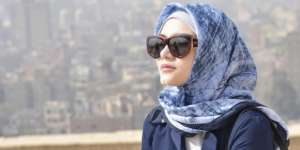 Gaya Fashion Hijab Ala Zee Zee Shahab, Kece Banget!