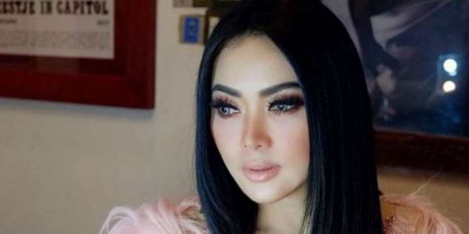 Yuk! Intip Isi Tas Super Mahalnya Syahrini 