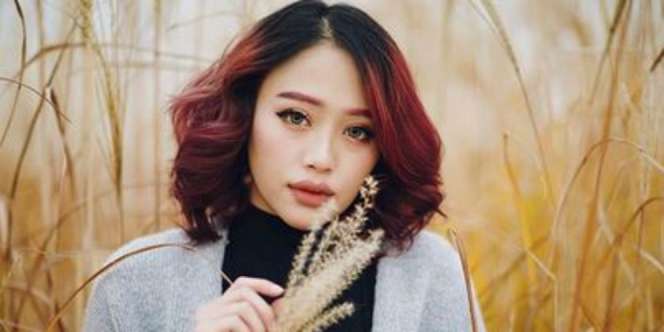 Hits dengan Alis Warna-warni ala Beauty Vlogger Janine