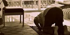 Lagi Sholat Mendadak Lupa Rakaat? Ini Solusinya
