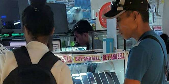 Si Remaja Minta Dibelikan HP ke Ayah, Pilihannya Bikin Terharu