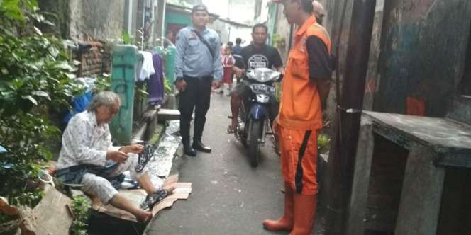 Nasib Pak Udjan, Diusir Anak, Tidur di Atas Got...