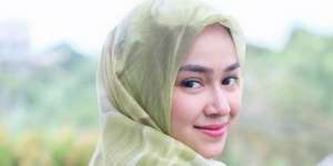 Potret Terbaru Aryani Fitriana, Cantik dan Santun dengan Hijab
