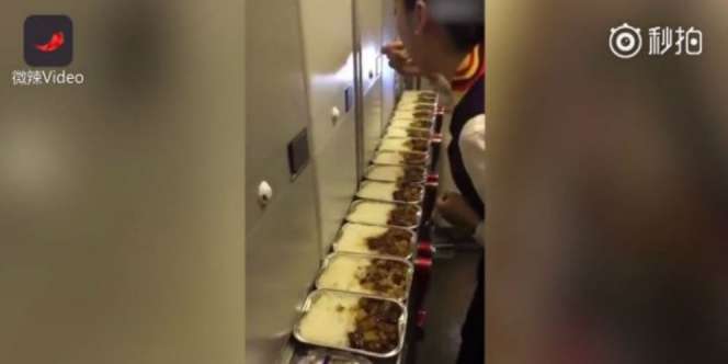 Heboh Pramugari Makan Sisa Makanan Penumpang