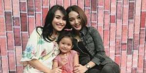 Ayu dan Zaskia Gotik Pakai Sandal Serupa, Mahal Siapa?
