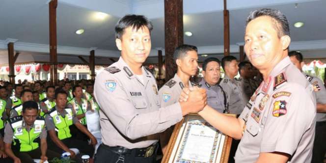 Bripka Subhan Sebar Kotak Amal untuk Fakir Miskin
