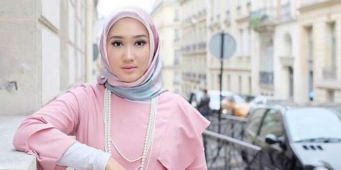 Inspirasi Busana Pastel `Fresh` Desainer Dian Pelangi 