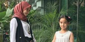 Kedekatan 5 Artis Cantik dengan Anak Tirinya
