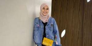 Hamil Keempat, Intip Gaya Denim Modis Zaskia Adya Mecca