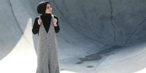 Ebru Sever Turk: Tampil Feminin dengan Monokromatik