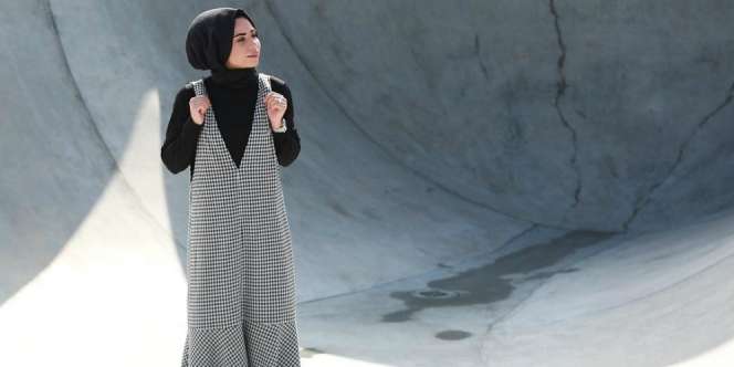 Ebru Sever Turk: Tampil Feminin dengan Monokromatik