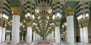 Hindari Sholat di Shaf Antara Tiang Masjid, Ini Alasannya