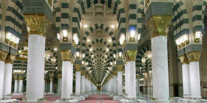 Hindari Sholat di Shaf Antara Tiang Masjid, Ini Alasannya