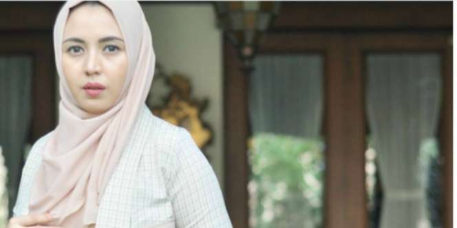 Layak Ditiru, Sarah Sofyan Padukan Kimono dengan Kain Batik