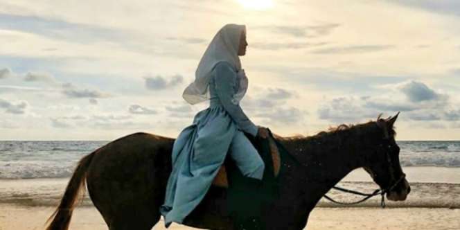 Liburan ke Pantai Tersembunyi, Gaya Ratna Galih Curi Perhatian