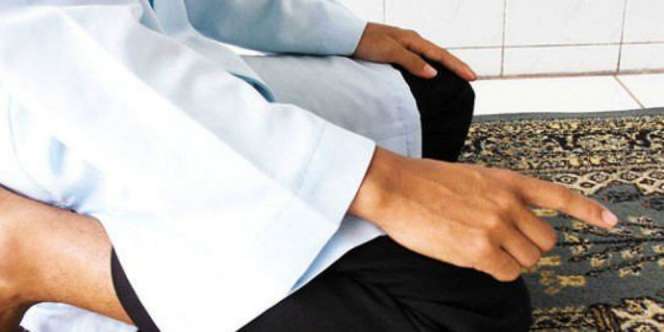 Menggerakkan Telunjuk Saat Duduk Tasyahud, Mana yang Sunah?