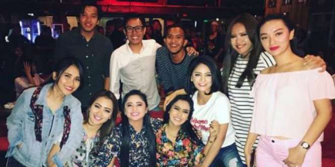 Dewi Perssik Emosi Disebut Bela Ayu Ting Ting Biar Tak Dipecat