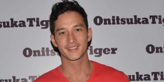 Baju Cewek yang Jalan Bareng Mike Lewis Bikin Geger