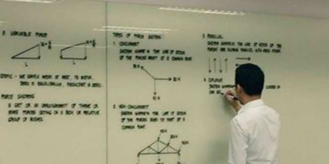 Tulisan Tangan Dosen di Papan Tulis Bikin Syok!