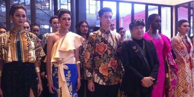 Mewahnya Koleksi Terbaru Adji Notonegoro, Paduan Batik & Emas