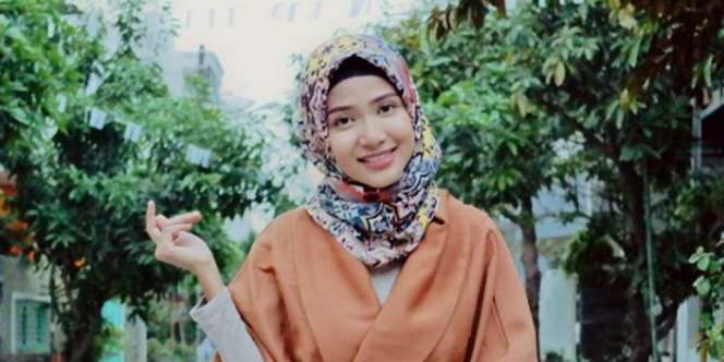 Kece Saat Menyusui, Artis Berhijab Ini Pamer Manset Khusus