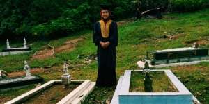Pose Bertoga di Makam Orangtua, Cerita Si Cewek Bikin Nangis