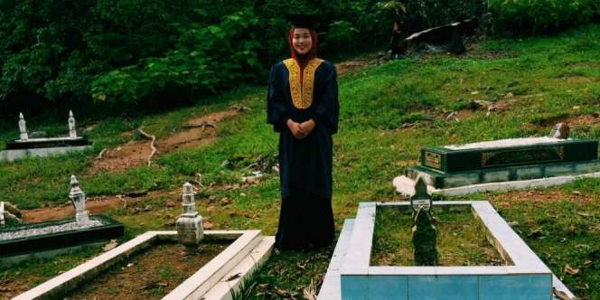 Pose Bertoga di Makam Orangtua, Cerita Si Cewek Bikin Nangis