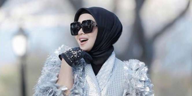 Berhijab dan Berfoto Bareng Ustaz, Syahrini Tuai Perdebatan