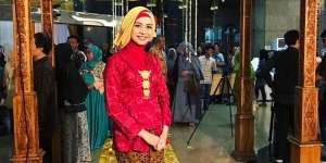 Tampil Kece di Kondangan dengan Kebaya Merah ala Nova
