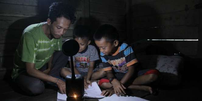 100 Lampu Minyak Goreng Terangi Kota yang 52 Tahun Gulita