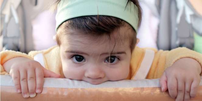 Si Kecil Suka Gigit Banyak Benda? Hentikan dengan Cara Ini