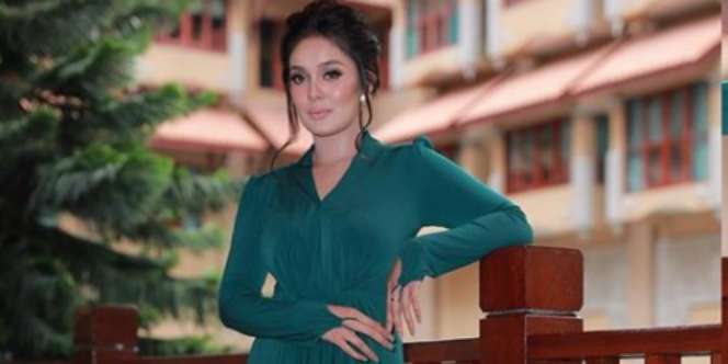 Si Artis Pamer Wajah Mulus Tak Sadar Punggungnya Jadi Sorotan