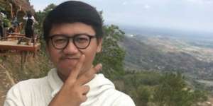 Foto Pemuda Ini Jadi Viral, Ada yang Janggal di Belakangnya