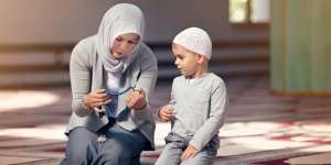 Alasan Islam Larang Menyeru Orang Tua dan Guru dengan Namanya