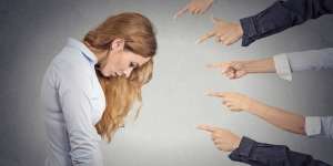 Bahaya Mengejek Orang yang Terjerumus Dosa