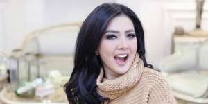 4 Koleksi Boots Syahrini, dari Berbulu sampai Swarovski