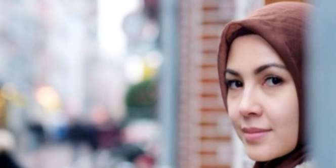 Liburan Akhir Tahun, Ratna Galih Pilih Umrah Bareng Keluarga