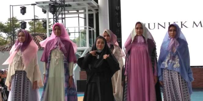 Keindahan Danau Cangkuang dalam Siluet Busana Muslim Modern