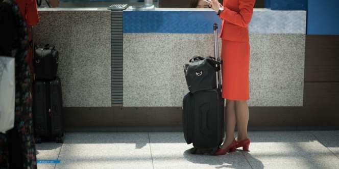 Dianggap Umbar Aurat, Seragam Pramugari Maskapai Ini Dikritik