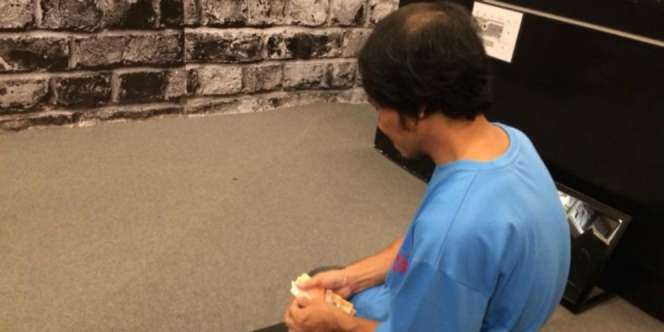 Cerita Haru Pria yang Tak Mampu Beli Sepatu