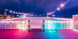 Keren! Kamu Bisa Main Ice Skating di Rooftop Hotel Ini