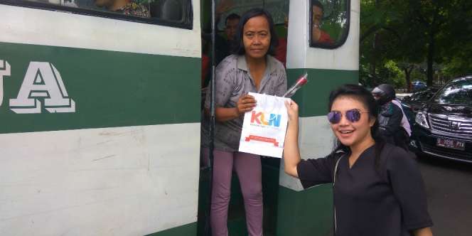 Sambut Hari Ibu, KLN Bagi-bagi Bunga ke Pengguna Jalan